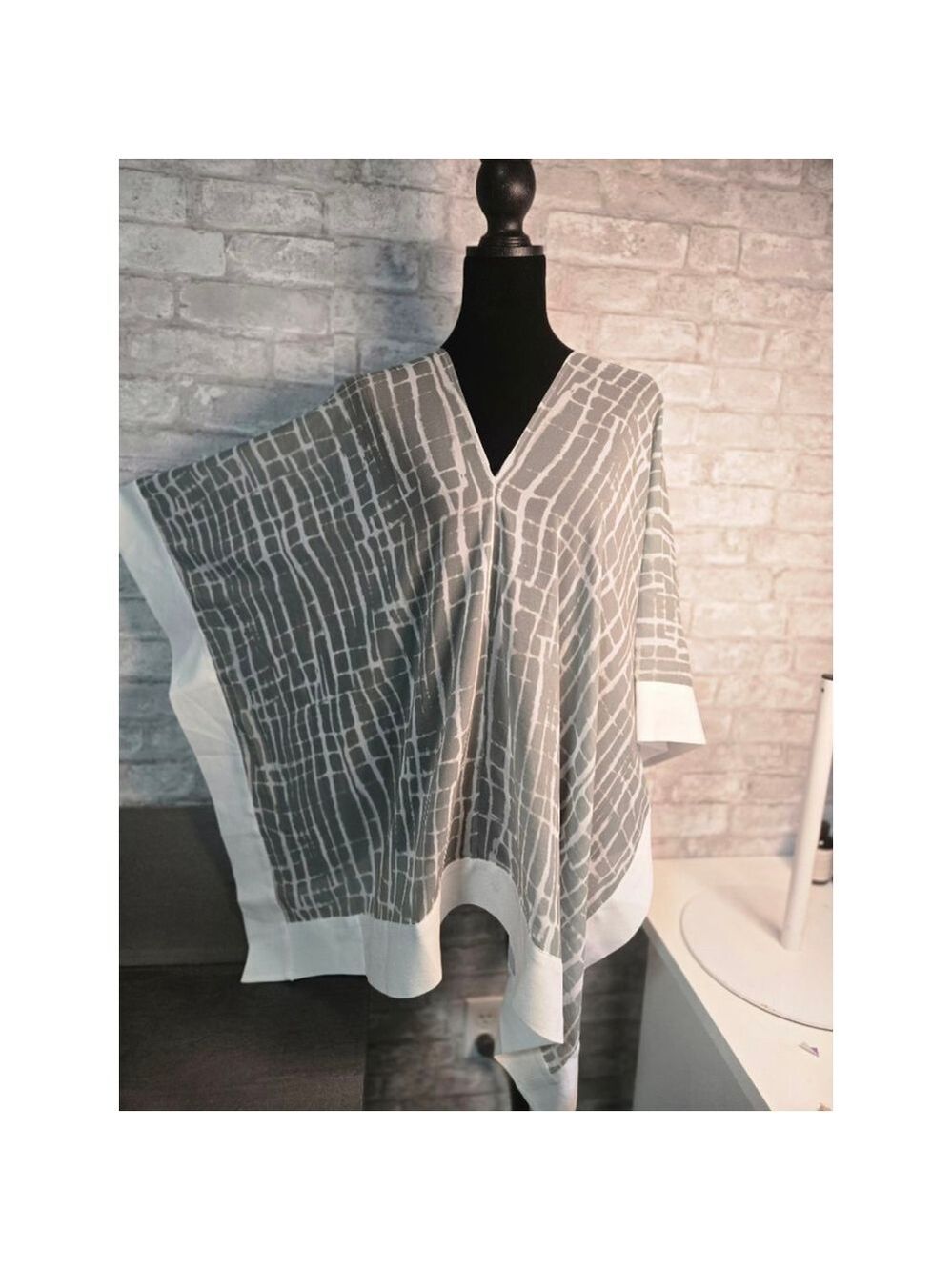 Wynne Layers Gray White Abstract Tunic Top 1X